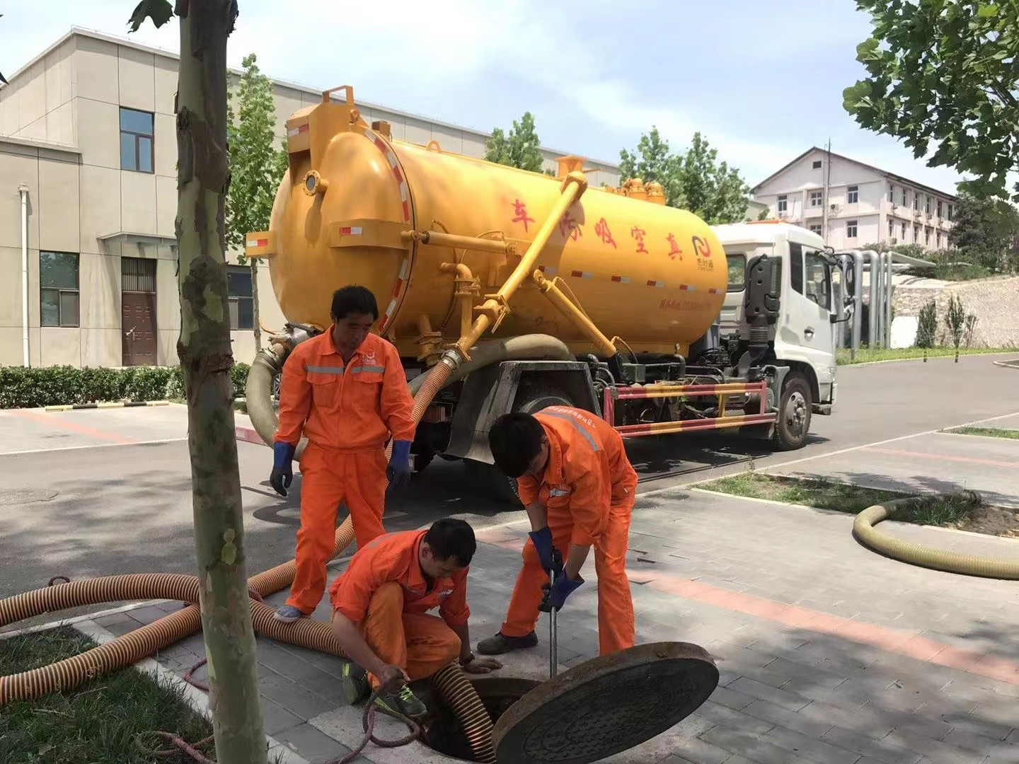 阜南管道疏通车停在窨井附近